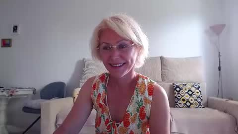 Snapshot of jasmin18v chatting on 06/19/26, 01:26 Jasmin room for people 40 online show from 06/19/26, 01:26