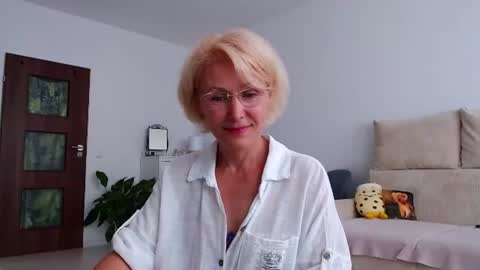 Snapshot of jasmin18v chatting on 07/11/26, 01:14 Jasmin room for people 40 online show from 07/11/26, 01:14