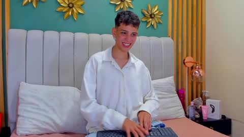 Snapshot of jasson_smit chatting on 12/21/24, 01:42 J A S S O N online show from 12/21/24, 01:42