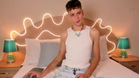 Snapshot of jasson_smit chatting on 10/02/25, 03:19 J A S S O N online show from 10/02/25, 03:19