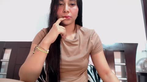 Snapshot of jazmin_miler chatting on 05/06/26, 11:54 Luna Sofa online show from 05/06/26, 11:54