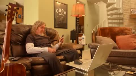 Snapshot of jdineuless chatting on 01/16/25, 08:14 JDinEuless online show from 01/16/25, 08:14