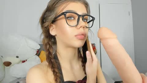 Snapshot of jenie_fire chatting on 12/15/24, 03:42 Dolly online show from 12/15/24, 03:42
