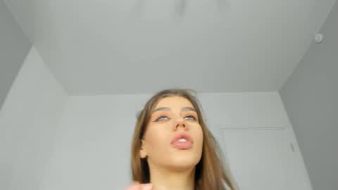 Snapshot of jenie_fire chatting on 12/20/24, 04:25 Dolly online show from 12/20/24, 04:25