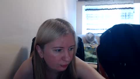 Snapshot of jenisandpeter chatting on 06/18/26, 06:02 JenisAndPeter online show from 06/18/26, 06:02