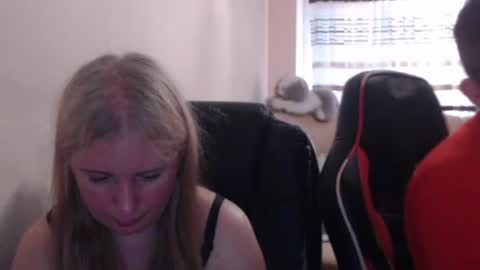 Snapshot of jenisandpeter chatting on 06/19/26, 05:28 JenisAndPeter online show from 06/19/26, 05:28