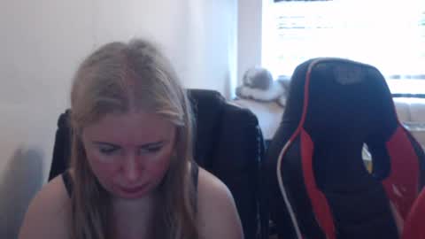 Snapshot of jenisandpeter chatting on 06/20/26, 05:43 JenisAndPeter online show from 06/20/26, 05:43