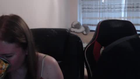 Snapshot of jenisandpeter chatting on 07/04/26, 05:52 JenisAndPeter online show from 07/04/26, 05:52
