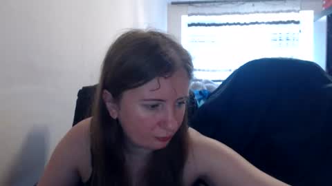 Snapshot of jenisandpeter chatting on 07/19/26, 06:28 JenisAndPeter online show from 07/19/26, 06:28