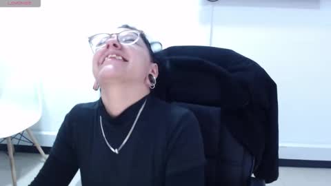 Snapshot of jenn_cg chatting on 10/30/25, 04:19 jenn online show from 10/30/25, 04:19