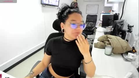 Snapshot of jenn_cg chatting on 11/01/25, 08:44 jenn online show from 11/01/25, 08:44