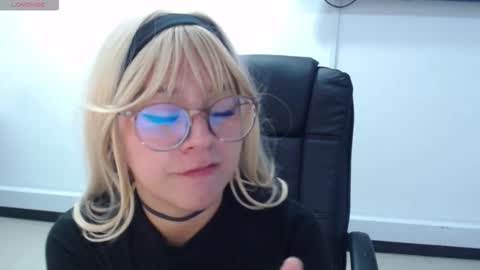 Snapshot of jenn_cg chatting on 11/08/25, 08:07 jenn online show from 11/08/25, 08:07