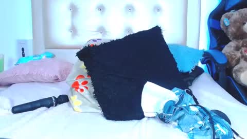 Snapshot of jenng18 chatting on 12/15/24, 07:35 jenn online show from 12/15/24, 07:35