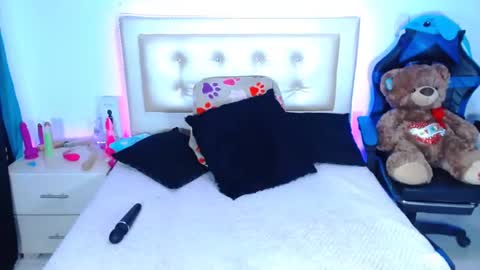 Snapshot of jenng18 chatting on 12/22/24, 11:31 jenn online show from 12/22/24, 11:31