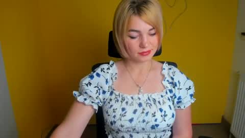 Snapshot of jennifer_cuttie chatting on 07/23/26, 12:25 Jennifer online show from 07/23/26, 12:25