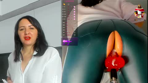 Snapshot of jess_benz chatting on 12/25/24, 05:37  Jessica  online show from 12/25/24, 05:37