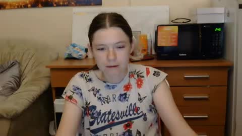jessicaholland1 online show from 07/06/26, 06:10