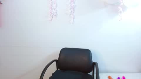 Snapshot of jessicarabbit4 chatting on 02/13/25, 01:19 jessicarabbit4 online show from 02/13/25, 01:19