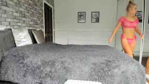 jessiebella0210_ online show from 10/18/25, 10:38