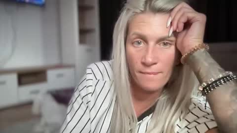 Snapshot of jessye_vega chatting on 10/19/25, 11:11 Jessye online show from 10/19/25, 11:11