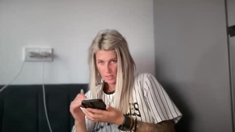 Snapshot of jessye_vega chatting on 10/20/25, 02:28 Jessye online show from 10/20/25, 02:28