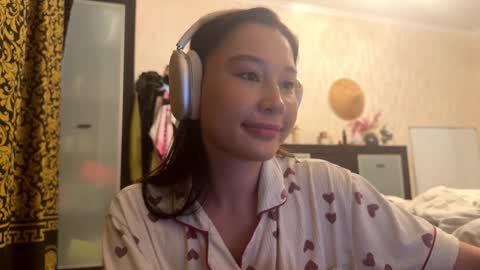 Lynn online show from 11/14/25, 06:34