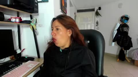Snapshot of jezabel_purple chatting on 06/16/26, 03:25 Camila online show from 06/16/26, 03:25
