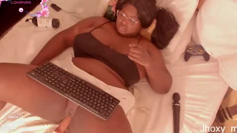 Snapshot of jhoxy_m chatting on 02/28/25, 03:04 Hello iam hoxy ready to get wet online show from 02/28/25, 03:04