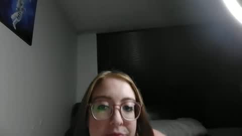 Snapshot of jilliangiselle chatting on 05/05/26, 04:42 jilliangiselle online show from 05/05/26, 04:42