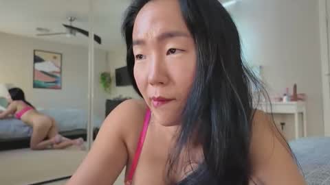 Jiwon online show from 12/13/25, 10:37