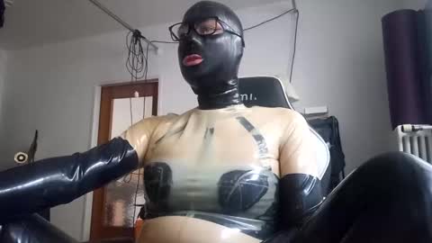 Snapshot of joanesxfree chatting on 12/06/24, 01:00 The sweetest toy online show from 12/06/24, 01:00