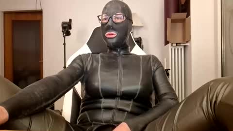 Snapshot of joanesxfree chatting on 01/05/26, 08:12 The sweetest toy online show from 01/05/26, 08:12