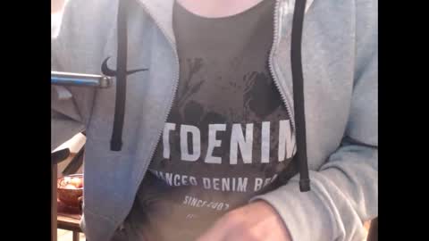 Snapshot of johnbongo chatting on 09/29/25, 07:08 johnbongo online show from 09/29/25, 07:08