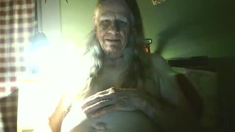 Snapshot of johnnieq1971 chatting on 04/28/26, 02:27 johnnieq1971 online show from 04/28/26, 02:27