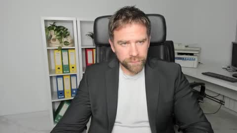 johnnydough82 online show from 12/19/24, 04:23