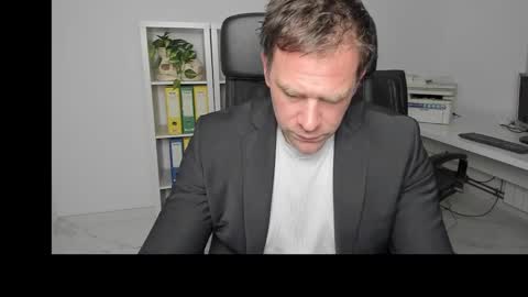 johnnydough82 online show from 12/20/24, 05:04