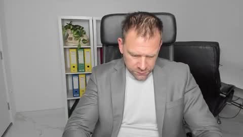 johnnydough82 online show from 12/26/24, 05:04