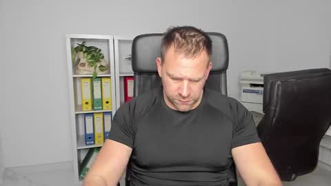 johnnydough82 online show from 12/28/24, 05:02