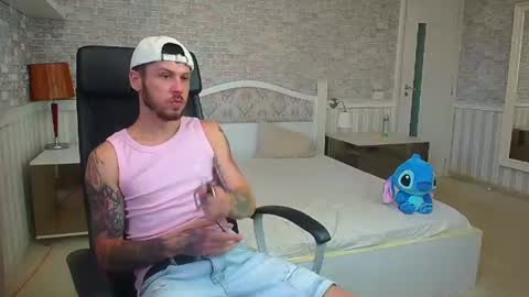 Snapshot of jonahshaw chatting on 07/19/26, 04:27 JonahShaw online show from 07/19/26, 04:27