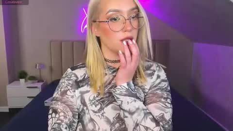 Vickie online show from 10/16/25, 10:05