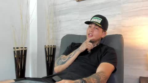 juan_alvarez18 online show from 02/19/25, 03:50