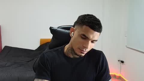 juan_gomez_1 online show from 11/21/25, 10:19