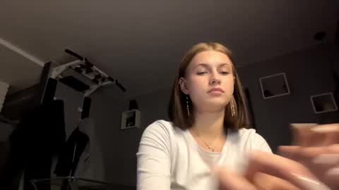 Lola online show from 10/16/25, 04:52