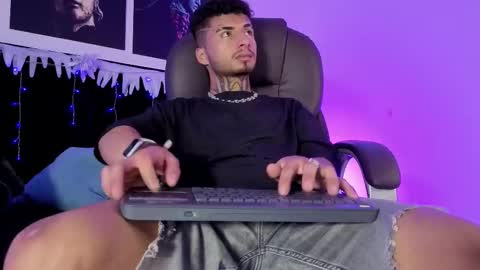 Snapshot of juancamilo66_ chatting on 12/17/25, 03:23 juancamilo66_ online show from 12/17/25, 03:23