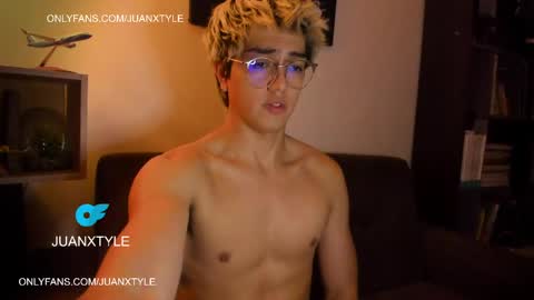 Snapshot of juancamroom chatting on 05/13/26, 11:33 . online show from 05/13/26, 11:33
