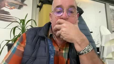 Snapshot of juantricker chatting on 12/04/25, 10:35 Juan online show from 12/04/25, 10:35