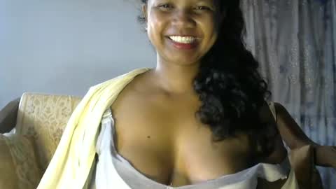 Snapshot of juicy_pretty chatting on 10/23/25, 04:12 stellah online show from 10/23/25, 04:12