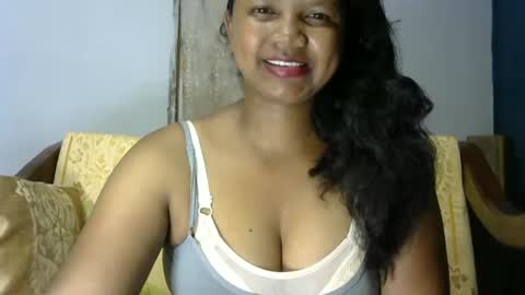 Snapshot of juicy_pretty chatting on 10/26/25, 01:33 stellah online show from 10/26/25, 01:33