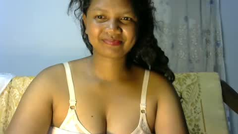Snapshot of juicy_pretty chatting on 10/30/25, 01:29 stellah online show from 10/30/25, 01:29