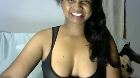 Snapshot of juicy_pretty chatting on 11/17/25, 12:44 stellah online show from 11/17/25, 12:44